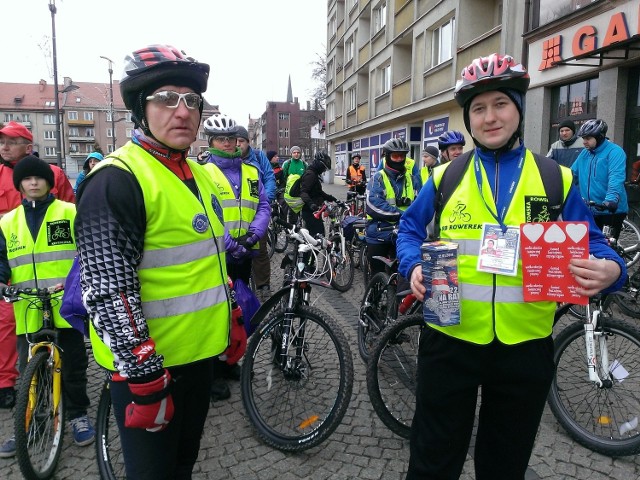 Rowerzyści z puszkami wyruszyli o godzinie 11 z bytomskiego rynku