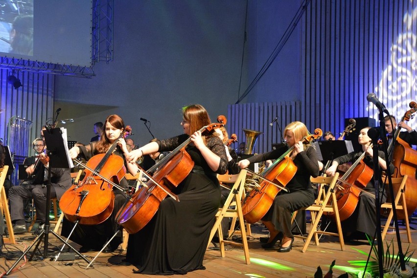 Koncert Muzyki Filmowej w Żywcu. Pianista oświadczył się koncertmistrz orkiestry [ZDJĘCIA]