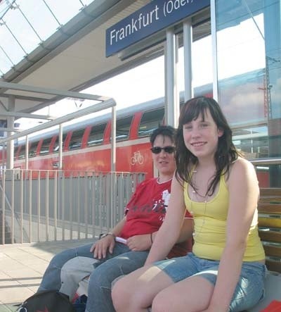 Słubiczanki: Joanna Pierniak (z prawej) i Dorota Stec nie chcą dopłacać, więc podróż zaczynają z niemieckiej stacji