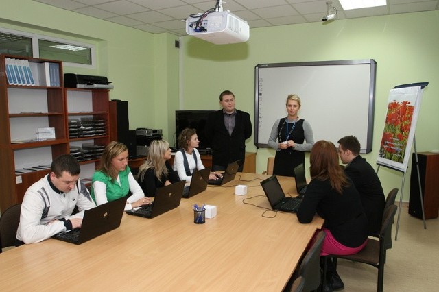 Podczas zajęć w Centrum Aktywizacji Zawodowej w Powiatowym Urzędzie Pracy w Kielcach wykorzystywane są nowoczesne technologie.