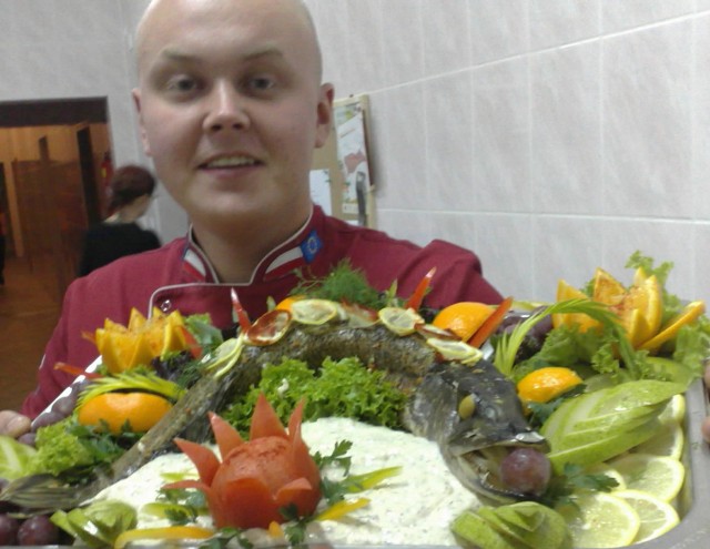 Jednym z przepisów, które Marcin Czyż zamieścił w swojej książce jest szczupak pieczony i faszerowany rybą z ziołami.