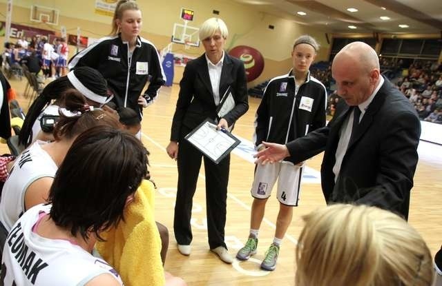 Ilona Jasnowska (w środku) jest obecnie II trenerem w zespole Energi Toruń prowadzonym przez Elmedina Omanicia