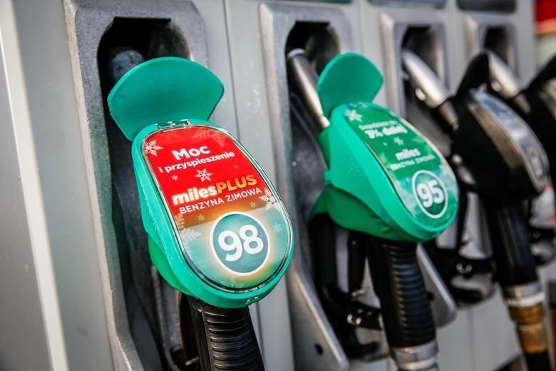 W niektórych miejscach cena benzyny spadła poniżej czterech...