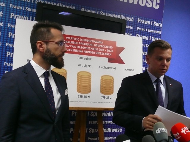 Radosław Fogiel (z lewej) oraz Jakub Kowalski, dyrektor Biura Senatu RP przekonywali, że Radom dostaje najmniej pieniędzy.