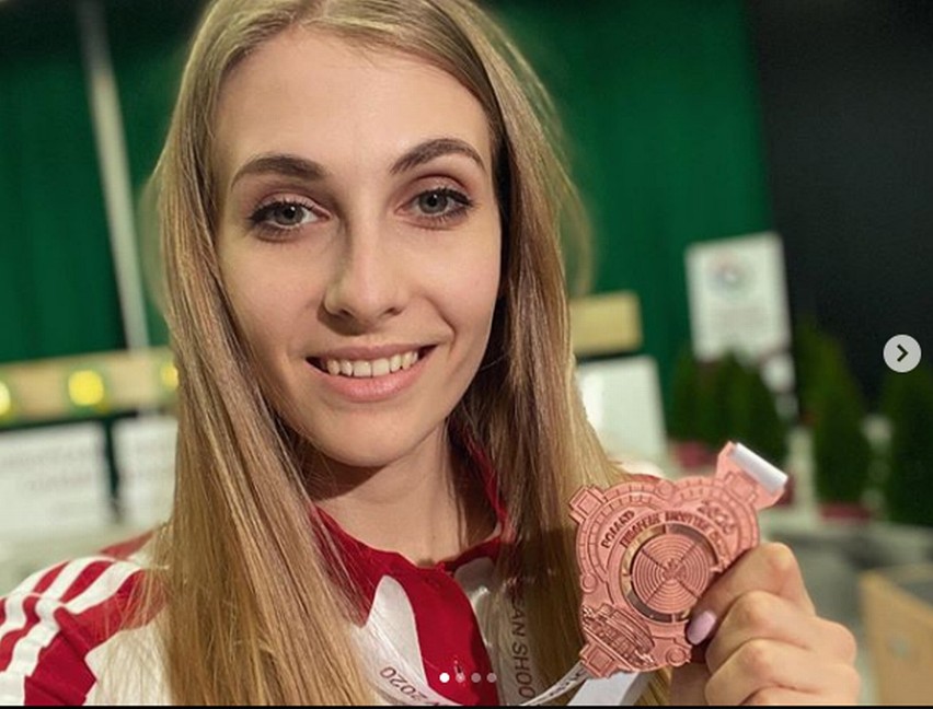 Natalia Kochańska pięknie wygląda z brązowym medalem za mistrzostwa Europy w strzelectwie