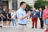 Kobieta do Szymona Hołowni: "Wypie****ć stąd!". Podczas spotkania polityka z mieszkańcami Kielc interweniowała policja [WIDEO]