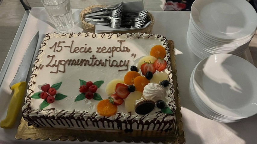 15-lecie koluszkowskiego Zespołu Seniora "Zygmuntowiacy". Był tort i muzyka na żywo