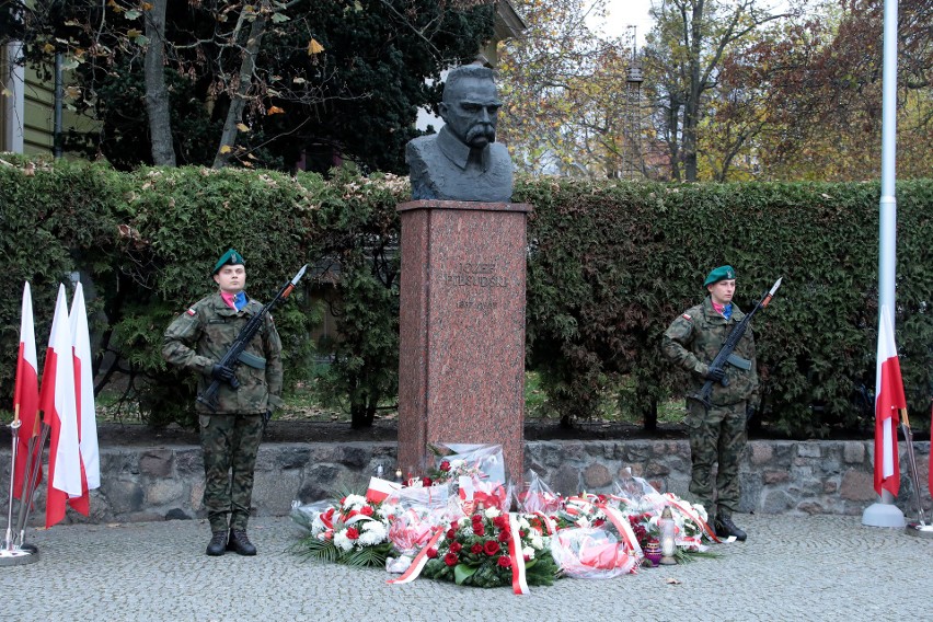 Obchody Narodowego Święta Niepodległości na placu Szarych Szeregów w Szczecinie. Kwiaty z wojskową asystą [ZDJĘCIA]