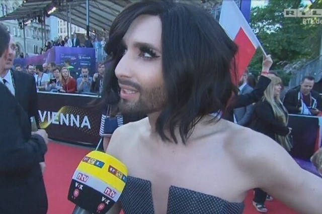 Conchita Wurst na czerwonym dywanie przed Eurowizją 2015 (fot. DE RTL TV/x-news)