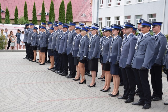 Uroczystość rozpoczęła podniosła msza w kościele pw. św. Prokopa. Następnie uczestnicy przemaszerowali w kierunku placu przy Urzędzie Gminy Koneck w asyście orkiestry wojskowej z Torunia. Tam odbył się uroczysty apel. Przybyłych gości przywitał Komendant Powiatowy Policji w Aleksandrowie Kujawskim mł. insp. Andrzej Kłos. Swoją obecnością zaszczycili między innymi: poseł do parlamentu europejskiego Kosma Złotowski, pierwszy zastępca komendanta głównego policji nadinsp. dr Andrzej Szymczyk, komendant wojewódzki policji w Bydgoszczy Paweł Spychała. Udział wzięli również przedstawiciele instytucji samorządowych, służb mundurowych, przedstawiciele duchowieństwa, pracownicy policji, rodziny świętujących funkcjonariuszy oraz mieszkańcy miasta.Podczas obchodów awansowano na wyższe stopnie służbowe 25 funkcjonariuszy, którzy w sposób szczególny przyczyniają się do efektywnej pracy policji na rzecz bezpieczeństwa mieszkańców powiatu aleksandrowskiego.Uroczystość była również okazją do oficjalnego otwarcia posterunku w Konecku. Władze samorządowe gminy Koneck od ponad 2 lat czyniły starania nad przywróceniem posterunku policji, który został zlikwidowany 7 lat temu. Komisariat mieścić się będzie w jednym z obiektów zespołu szkół w Konecku. W związku z reformą edukacji i likwidacją gimnazjów spora część pomieszczeń placówki została niezagospodarowana. Gmina wyłożyła z własnego budżetu na remont budynku ponad 260 tys. złotych. Do pracy na komisariacie przydzielono 7 funkcjonariuszy, w tym 3 dzielnicowych.Po zakończeniu uroczystości odbył się festyn dla mieszkańców na stadionie sportowym w Konecku, na którym atrakcjami były m.in. stoiska Profilaktyki Społecznej i Prewencji Kryminalnej, pokaz sprzętu specjalistycznego Inspekcji Transportu Drogowego czy symulator zderzeń Żandarmerii Wojskowej.Tak szaleli na drogach w regionie. To cud, że ludzie przeżyli! [wideo - Program Stop Agresji Drogowej]