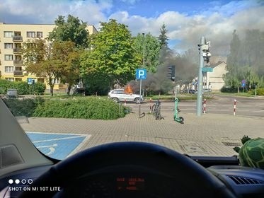 Białystok. Pożar samochodu w centrum miasta. Na ul. Skłodowskiej koło sklepu "Opałek" paliło się BMW X5 [ZDJĘCIA]