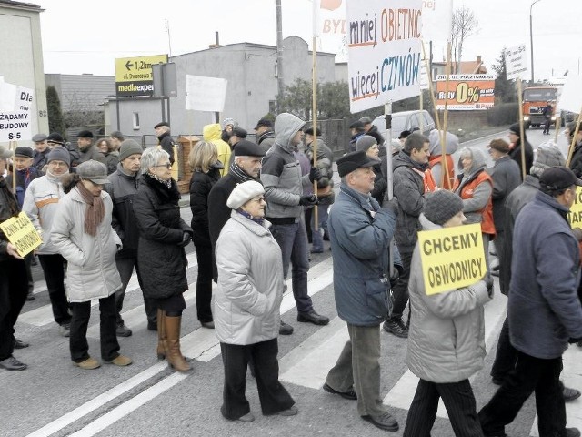 - Znów mam wątpliwości co do tej S-5. Dlatego czekam na odpowiedź od wicepremier Bieńkowskiej - mówi starosta żniński. - Będę wiedział, co ludziom odpowiadać, jak zaczną krzyczeć o kolejnych blokadach. (Na zdjęciu ostatnia taka akcja na krajowej 5).