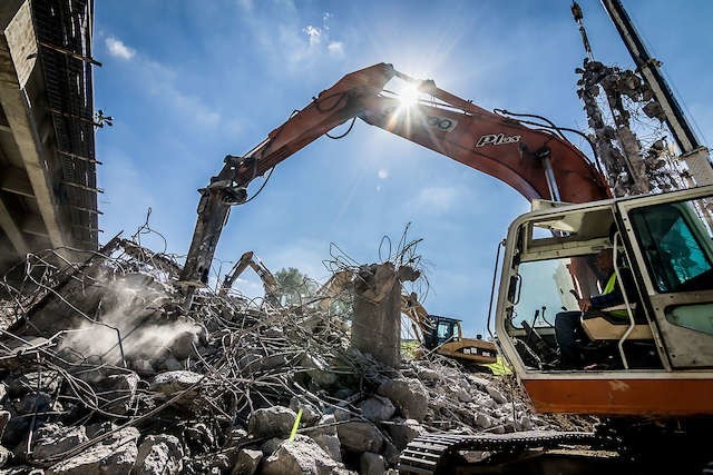 W ubiegłym tygodniu wyburzono część wiaduktu. Kilka dni trwało usuwanie betonowo-stalowych elementów konstrukcji. Od dziś rozpoczną się prace związane z umocnieniem przyczółków nowego wiaduktu.