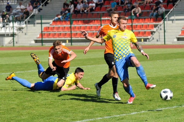 Stal Brzeg (żółto-niebieskie stroje) gra o przełamanie fatalnej passy, Ruch Zdzieszowice natomiast o przedłużenie bardzo dobrej.