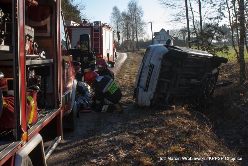 Wypadek w Nowej Cerkwi. Osobówka wylądowała na dachu [ZDJĘCIA]