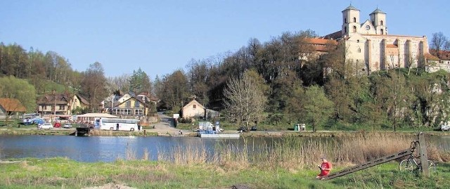 W tym miejscu przez prawie tysiąc lat pływał prom. Trasa była odcinkiem szlaku handlowego z  Krakowa do Czech.