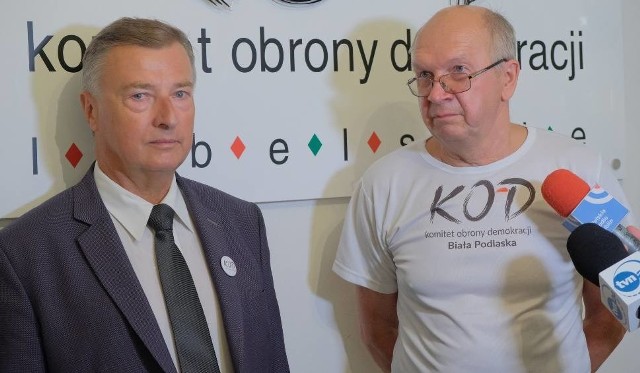Krzysztof Kamiński, przewodniczący lubelskiego KOD i Stanisław Dembowski na konferencji prasowej 6 sierpnia
