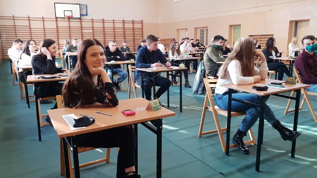 Uczniowie CKZiU w Strzelcach Opolskich na egzaminie zawodowym w czasach pandemii koronawirusa.