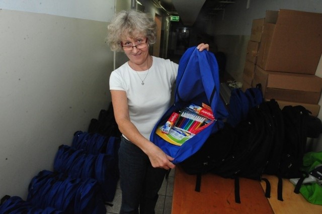- Do każdego plecaka włożyliśmy piętnaście najpotrzebniejszych uczniom artykułów - mówi Mariola Walków, pracownica biura opolskiego rejonu Caritasu.