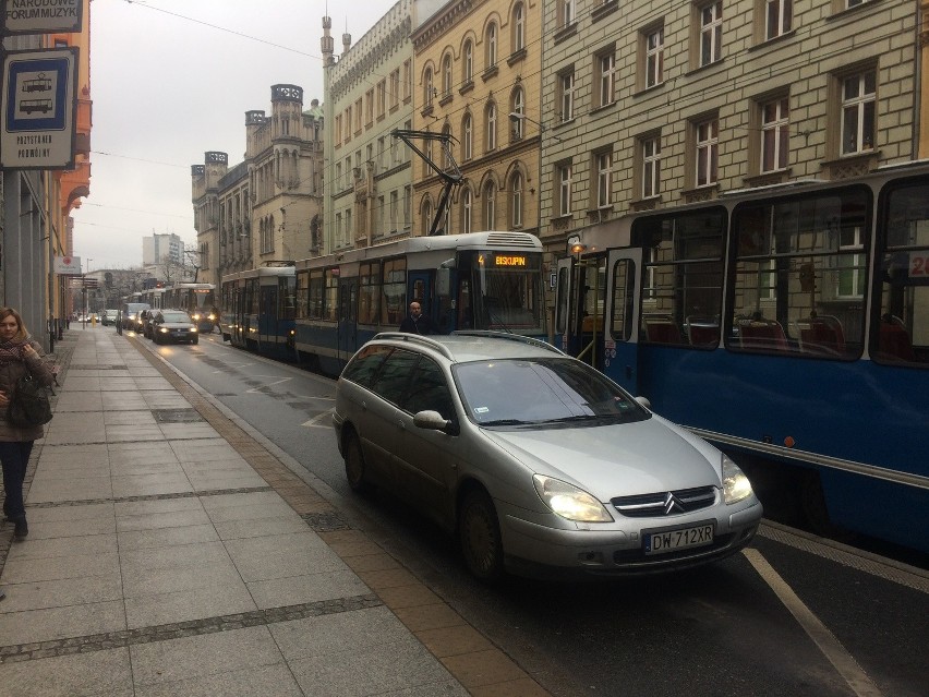 Wrocław: Na Krupniczej tramwaj potrącił starszą kobietę. Wtargnęła na jezdnię