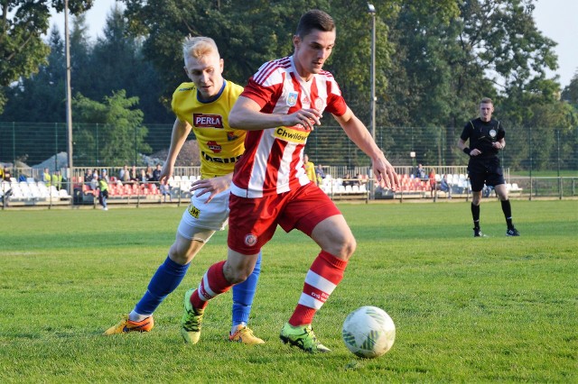 Mateusz Gleń (przy piłce) najładniejszą bramkę jesieni zdobył w meczu przeciwko Motorowi Lublin, zakończonym zwycięstwem Soły aż 6:0.