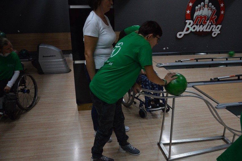 Niepełnosprawni na kręgielni. Dla nich to więcej niż rozrywka (zdjęcia, wideo)