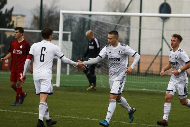 Młodzi piłkarze Legii Warszawa przystąpią do rundy wiosennej Centralnej Ligi Juniorów U-18 z pozycji lidera.