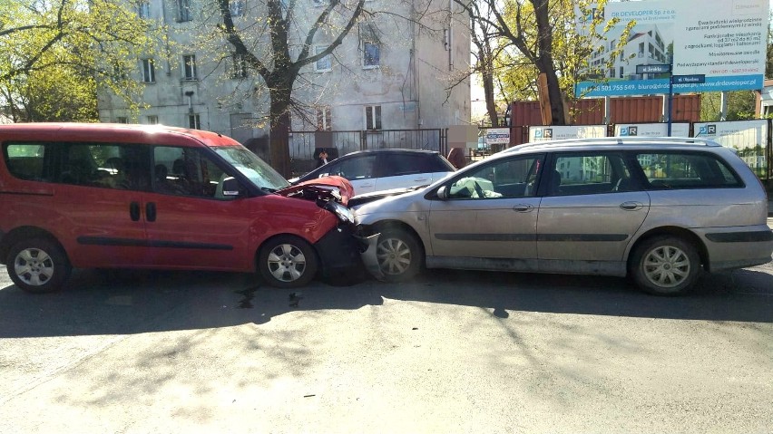 Wypadek na Żernickiej. Czołowe zderzenie dwóch aut (ZDJĘCIA)