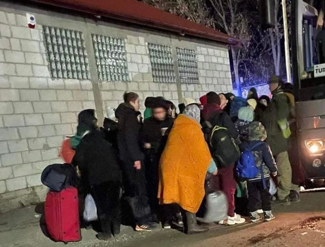 Ile uchodźców z Ukrainy mieszka na terenie powiatu grójeckiego. Z pewnością parę tysięcy. Na zdjęciu autokar zabierający z granicy uchodźców z Ukrainy