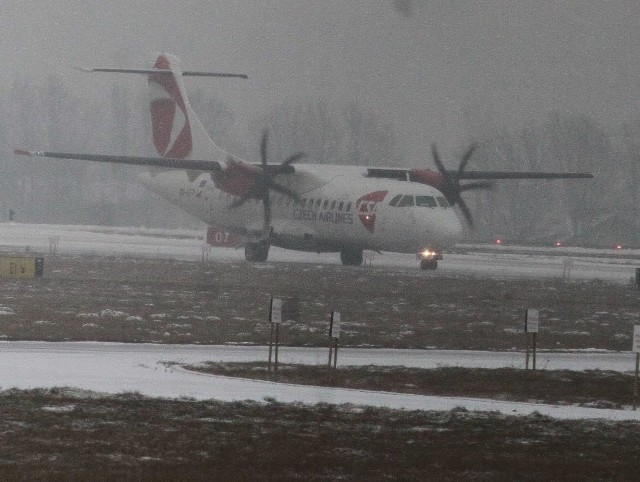 W piątek, 8 stycznia 2016 w Porcie Lotniczym Radom wylądował kolejny samolot linii Czech Airlines. Tym razem służby lotniskowe czyściły pas startowy ze śniegu.