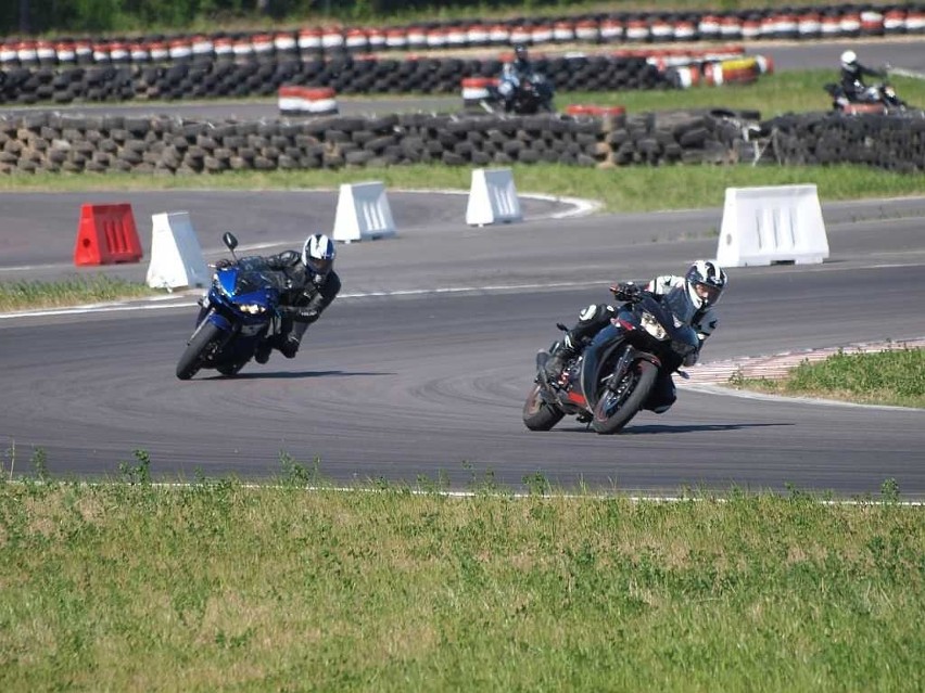 Tor Wschodzący Białystok. Dzień motocyklowy na torze. Po 20 minut dla 36 maszyn (zdjęcia)