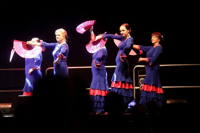 Tradycja flamenco pochodzi z Andaluzji. Zapoczątkowane przez andaluzyjskich Romów w latach 60. XX wieku łączy w sobie śpiew, taniec oraz grę na gitarze.