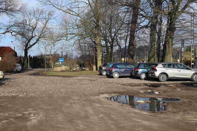 Zarówno parking, jak i pobliski chodnik wymagają gruntownego remontu