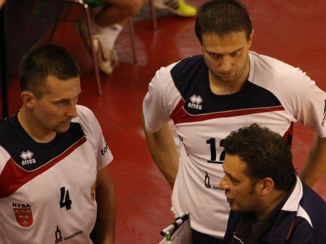 Dariusz Ratajczak (z prawej) wypełnił kontrakt w Nysie i trwają rozmowy z kandydatami na stanowisko trenera. Nowy na pewno nie będzie miał do dyspozycji Wojciecha Szczurowskiego (z lewej).