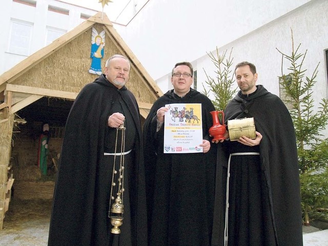 Tutaj, przy żywej szopce obok kościoła Podwyższenia Krzyża Świętego, zakończy się orszak Trzech Króli. Koszalińscy franciszkanie &#8211; od lewej: Janusz Jędryszek Grzegorz Piśko i Piotr Okrój prezentują dary, jakie królowie przyniosą do szopki. 