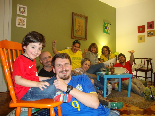 Porto Alegre: wspólne oglądanie meczu Brazylia: Holandia. Na pierwszym planie mały Oli i Łukasz, w tle brazylijska rodzina