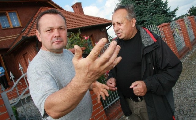 - Mamy dość problemów ze ściekami, które co pewien czas zalewają nasze domy - mówią Bogdan Półtorak (z lewej) i Ryszard Siwak z Bobowicka.