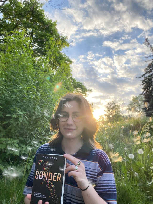Agata Brzezińska (pseudonim Tina Berk) napisała kolejną powieść. "Sonder" pojawi się w księgarniach 20 maja 2022 roku. Tego samego dnia o godz. 18 w Księgarni Gdańscy odbędzie się spotkanie z autorką. Wcześniej wydała książkę "Ta jedna gwiazda".