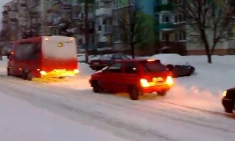 Bus zablokował ulicę Wyszyńskiego