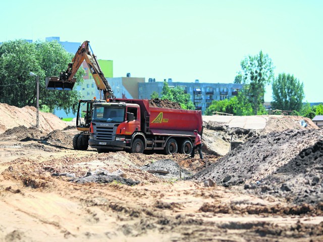 Plac budowy nowej ulicy Młodzianowskiej za torami w kierunku osiedla Prędocinek.