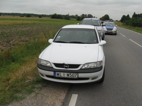 Na prostym odcinku drogi w Ciepielów &#8211; Kolonii mitsubishi najechało na tył opla. Kierowca pierwszego z pojazdów miał 1,45 promil alkoholu w wydychanym powietrzu.