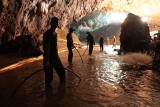 Tajlandia: Trwa akcja ratunkowa w jaskini w Chiang Rai. Wydobyto czterech chłopców. Akcja przerwana do poniedziałku. [VIDEO] 