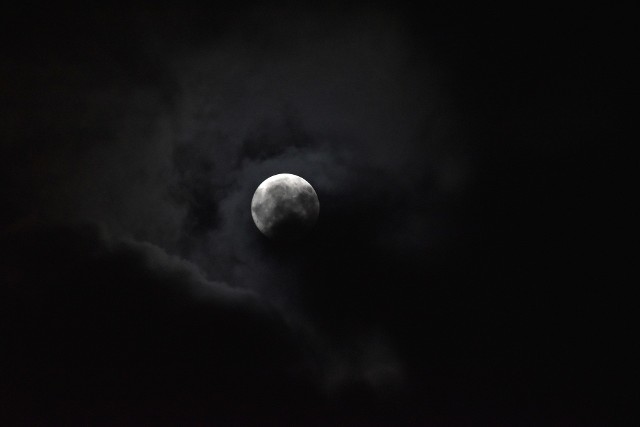 Pełnia Księżyca 21.03.2019. Marcowa pełnia Księżyca to tzw. pełnia Robaczego Księżyca. Co to znaczy?