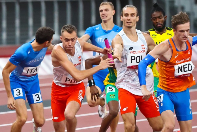 Mateusz Rzeźniczak przejmuje pałeczkę podczas biegu sztafetowego na igrzyskach olimpijskich w Tokio