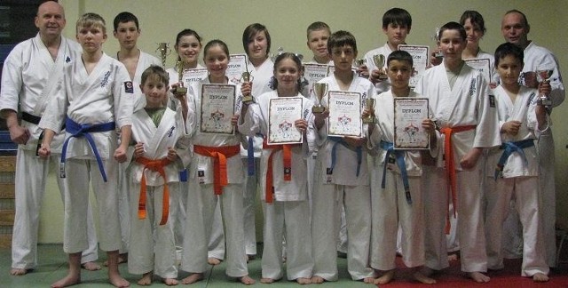 Ostrołęccy karatecy ponownie z imprezy mistrzowskiej przywieźli medale, tym razem aż trzynaście.