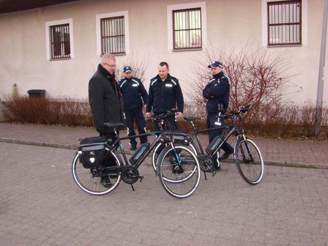 Z pierwszych dwóch rowerów elektrycznych mogą cieszyć się policjanci z barcińskiego komisariatu policji. Sprzęt odebrali wczoraj burmistrz Michał Pęziak i komendant Jacek Adamczyk