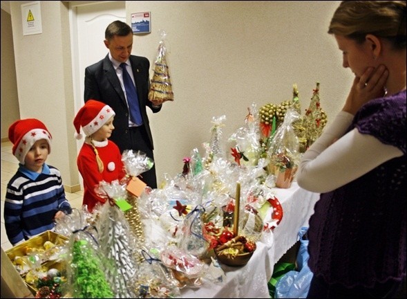 Na kiermaszu przedszkolaki sprzedawały samodzielnie wykonane ozdoby świąteczne