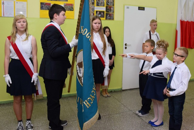 Tradycją stało się pasowania uczniów klas pierwszych. Na taką uroczystość zaprosiła dyrektor SP 11 Marlena Treichel.