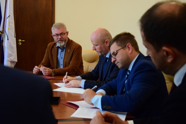 Gminy Barcin i Pakość oraz stowarzyszenie Prosument podpisały umowę o utworzeniu Kujawsko-Pałuckiego Klastra Energii.