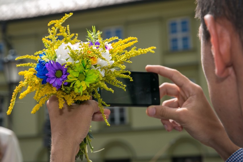 Bukiecik kwiatów dla pani na kwarantannie. Policjant sprawł radość zamkniętej w domu mieszkance powiatu krakowskiego